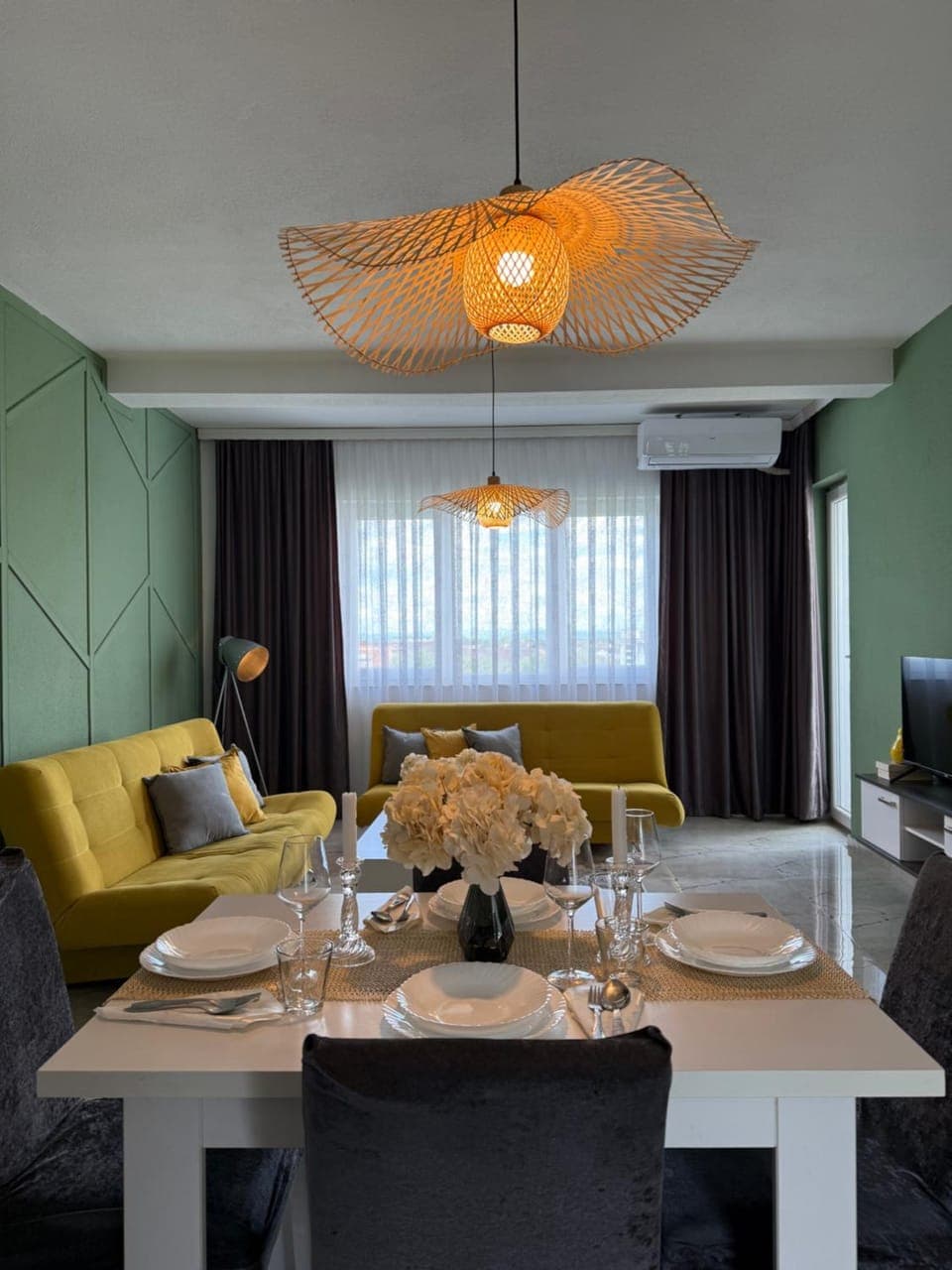 TV and multimedia, Living room, Seating area, Dining area