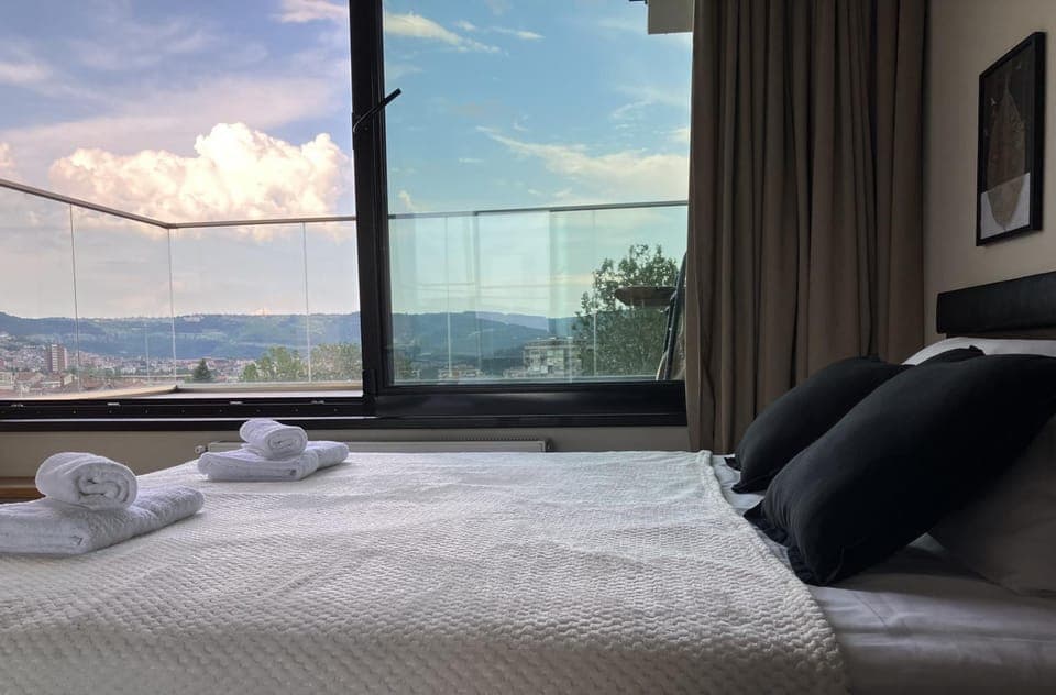 Bed, Natural landscape, Balcony/Terrace, Photo of the whole room, Bedroom, City view, City view, Landmark view, Mountain view, Sunrise, Quiet street view