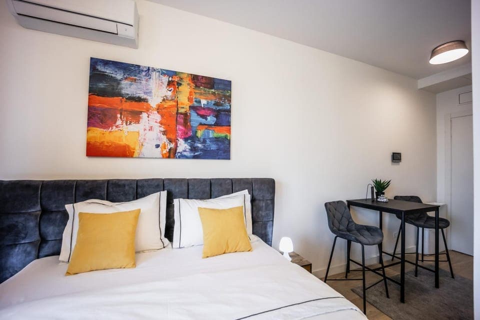 Bed, Photo of the whole room, Seating area, air conditioner