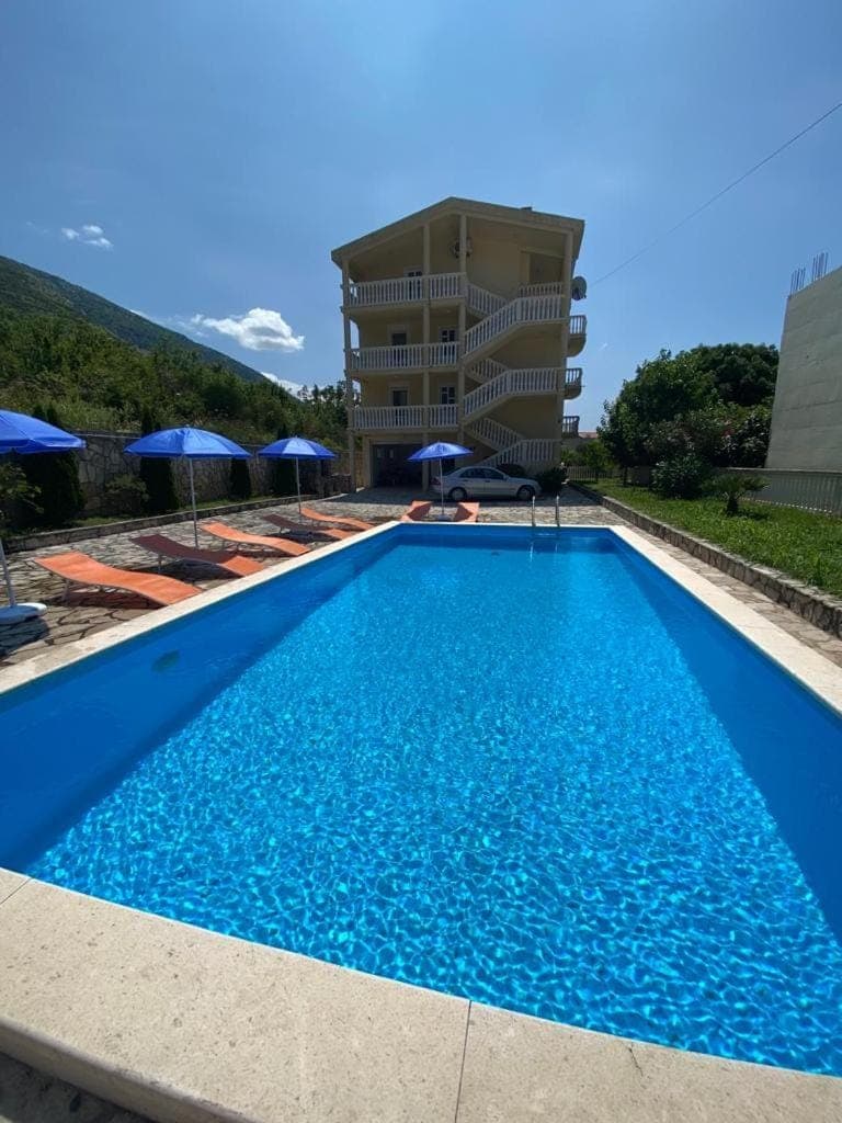 Property building, Day, Pool view, Swimming pool, sunbed