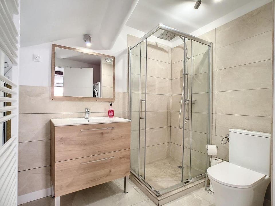 Shower, Toilet, Bathroom, towels