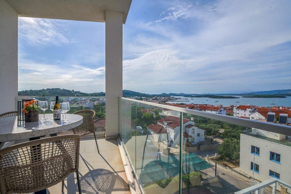 View (from property/room), Balcony/Terrace, Dining area, City view, Mountain view, Sea view