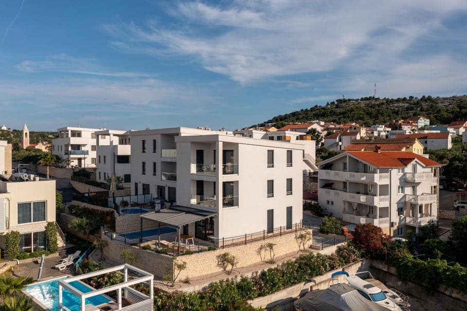 Property building, Bird's eye view, Street view, Location