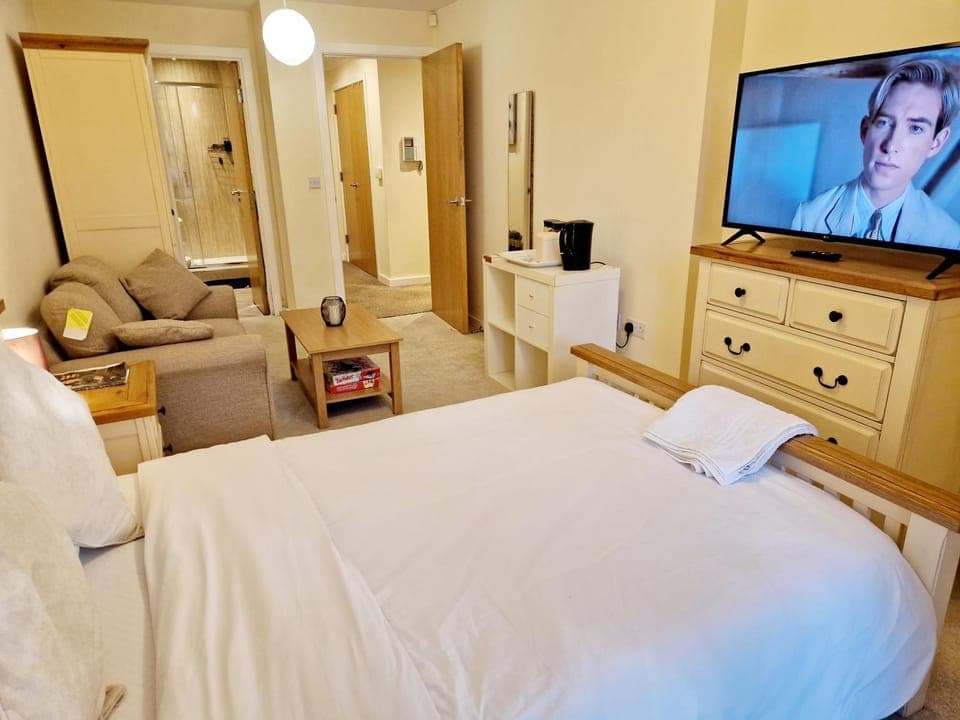 Communal lounge/ TV room, Bed, TV and multimedia, Living room, Photo of the whole room, Seating area, Evening entertainment, Bedroom, wardrobe