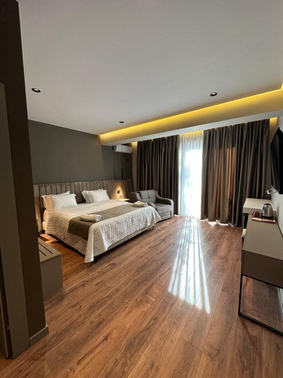 Bed, Photo of the whole room, Bedroom