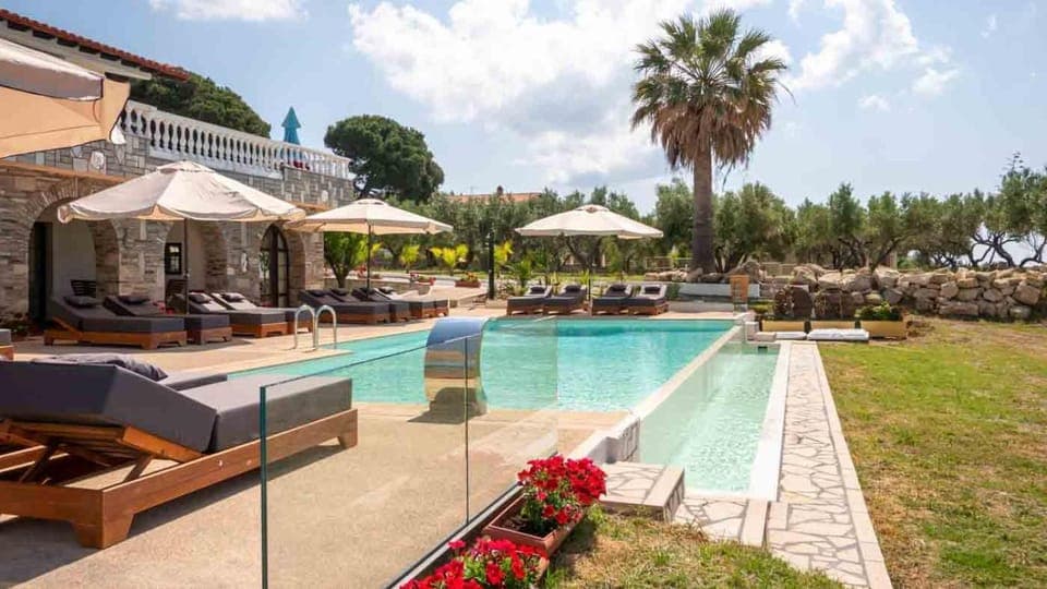 Property building, Garden, Garden view, Pool view, Swimming pool, sunbed