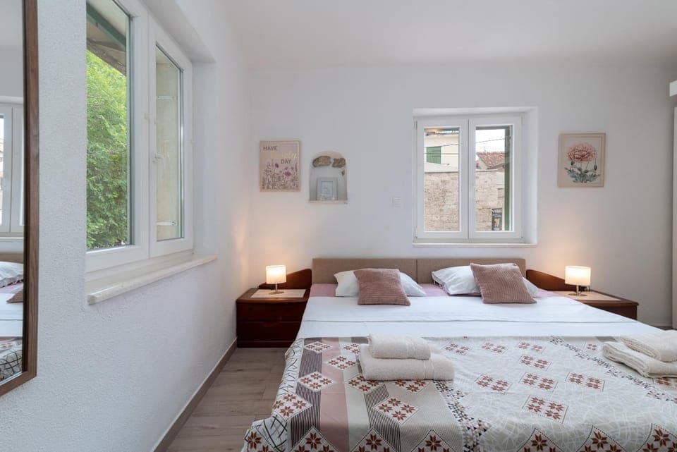 Bed, Photo of the whole room, towels