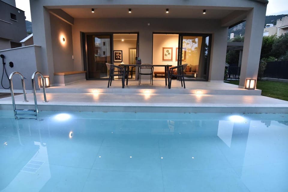 Dining area, Pool view, Swimming pool