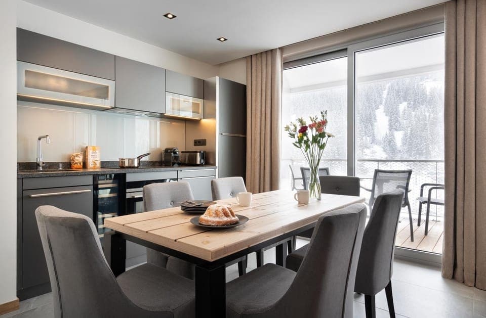 Kitchen or kitchenette, Dining area