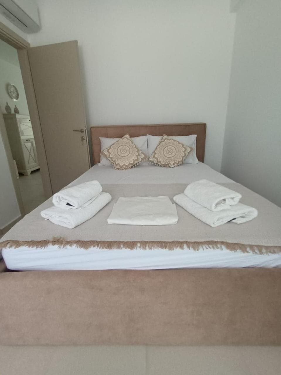 Bed, Photo of the whole room, Bedroom, towels