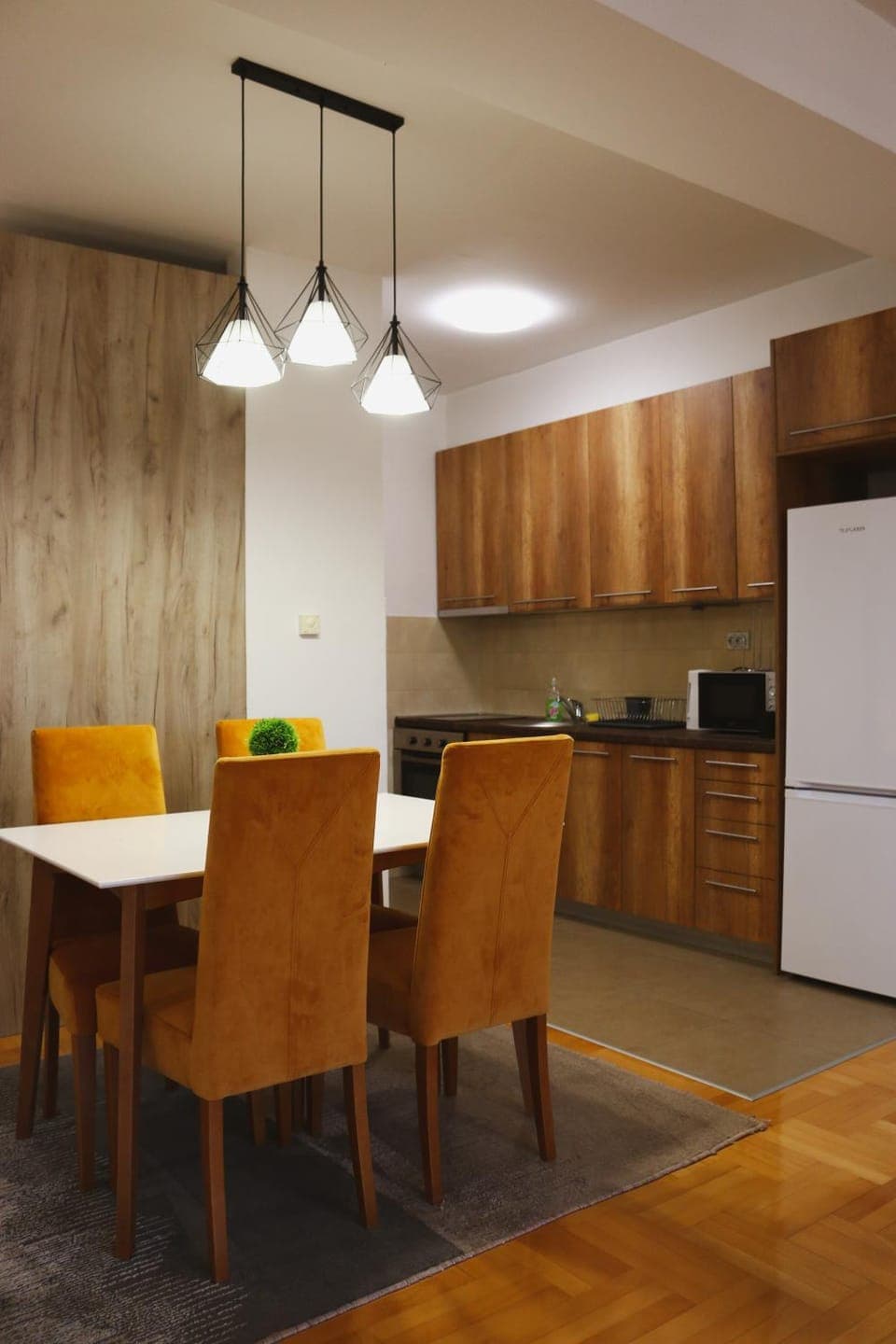 Coffee/tea facilities, Kitchen or kitchenette, Seating area, Dining area, Dinner, Dinner, oven, stove, kitchen