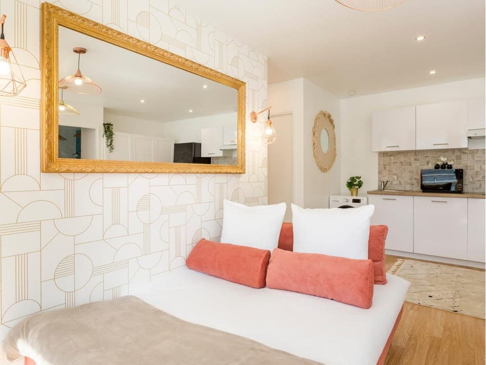 Kitchen or kitchenette, Living room, microwave, washing machine