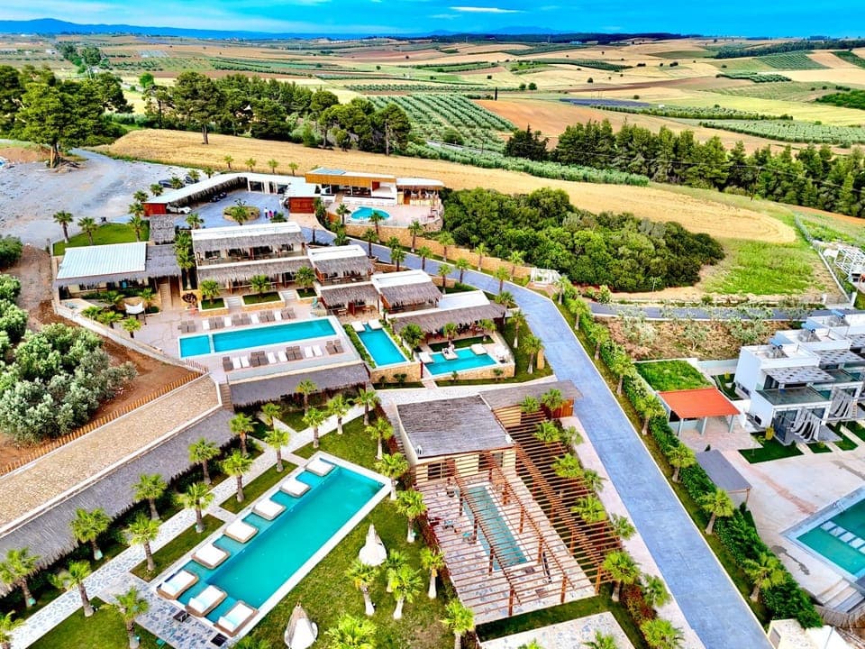 Property building, Day, Natural landscape, Bird's eye view, City view, Pool view, Sea view, Swimming pool, sunbed