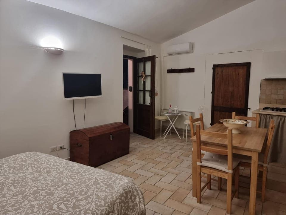 Communal lounge/ TV room, TV and multimedia, Living room, Seating area, Evening entertainment, Bedroom