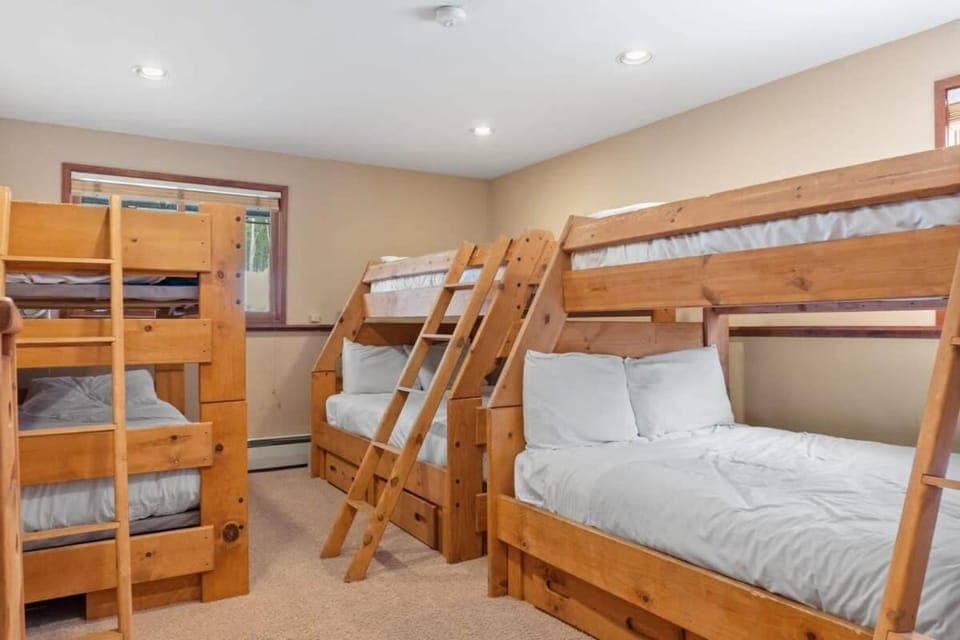 5BR Mountain Retreat with Hot Tub and Sauna House in Wildernest