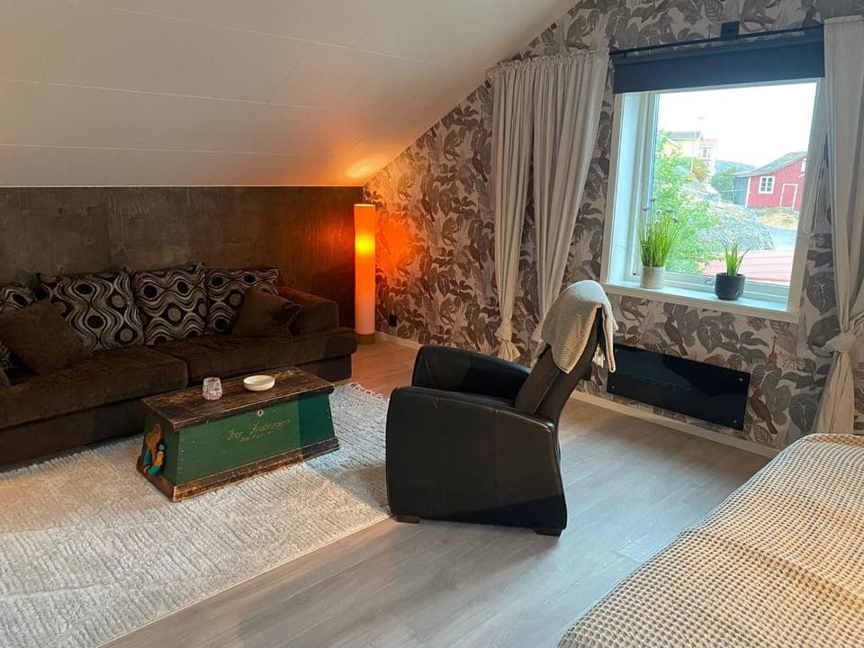 Photo of the whole room, Seating area