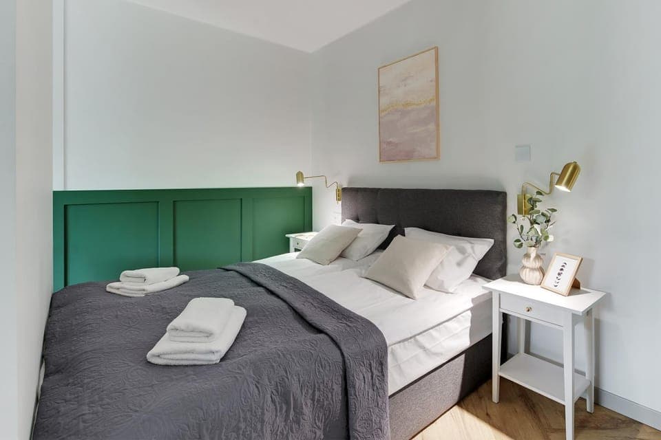 Bed, Photo of the whole room, Bedroom, towels