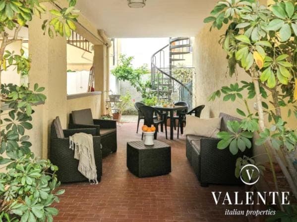 Patio, Day, Garden, Living room, Seating area, Dining area, furniture