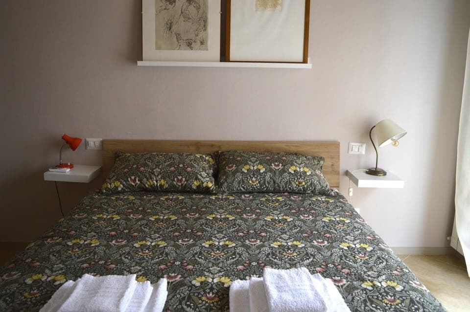 Bed, Bedroom, towels