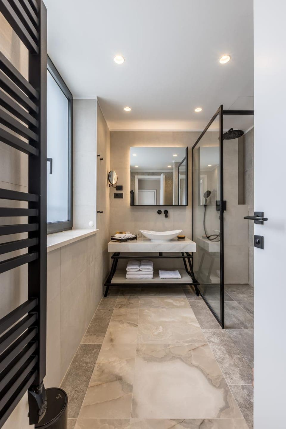 Shower, Toilet, towels