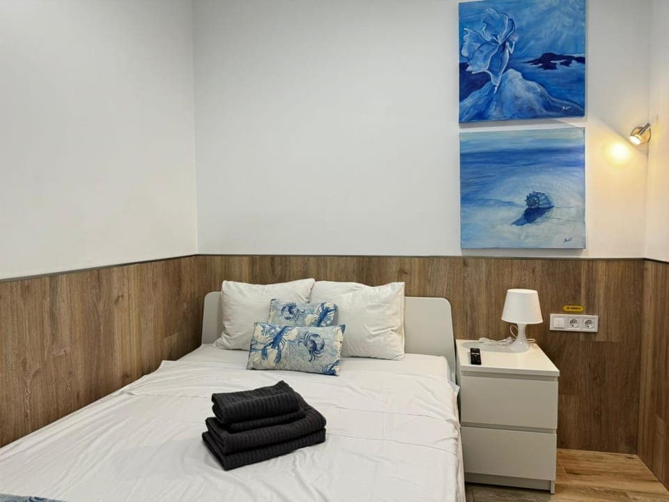 Bed, Bedroom, towels