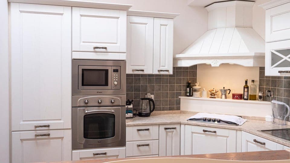 Kitchen or kitchenette, minibar