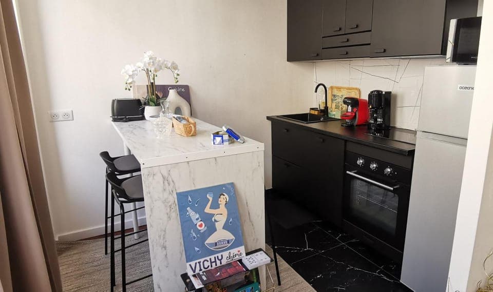 Coffee/tea facilities, Kitchen or kitchenette, Dining area, dishwasher, oven, stove, kitchen