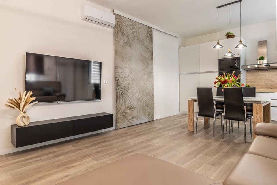 Communal lounge/ TV room, TV and multimedia, Kitchen or kitchenette, Seating area, air conditioner