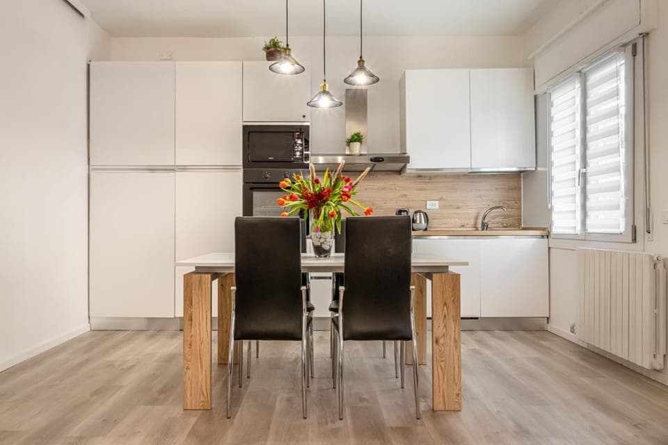 Kitchen or kitchenette, Dining area, stove