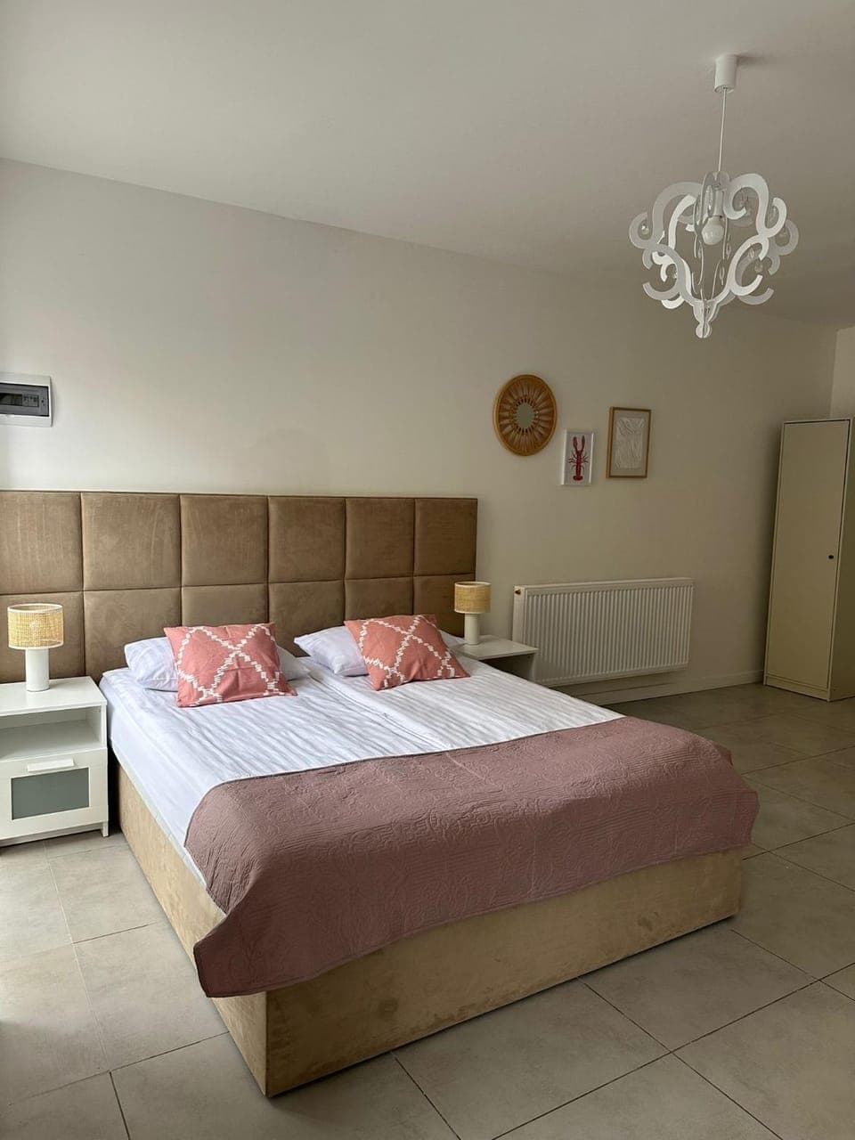 Bed, Photo of the whole room, Seating area, Bedroom