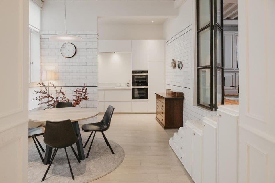 Kitchen or kitchenette, Living room, Seating area, Dining area