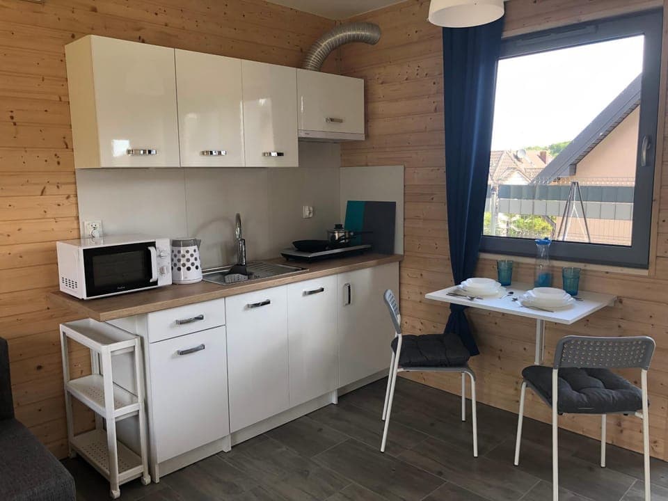 Coffee/tea facilities, Kitchen or kitchenette, Dining area, minibar, stove