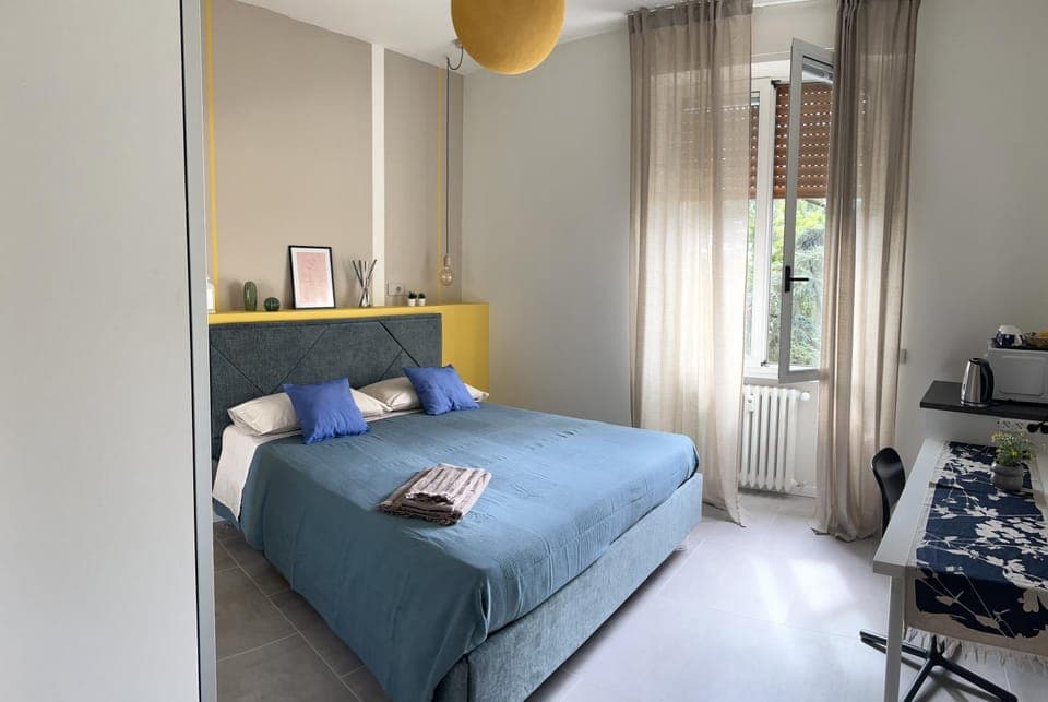 Bed, TV and multimedia, Kitchen or kitchenette, Photo of the whole room, Bedroom, hair dresser, air conditioner