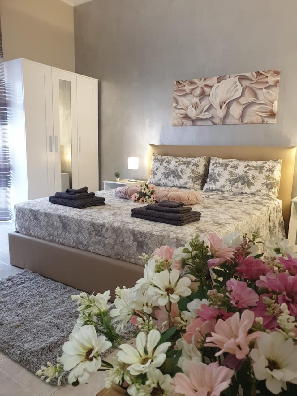 Photo of the whole room, Bedroom