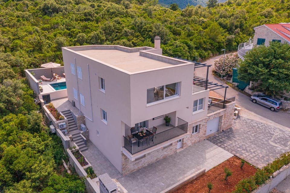 Property building, Day, Natural landscape, Bird's eye view, Street view, Location, Parking