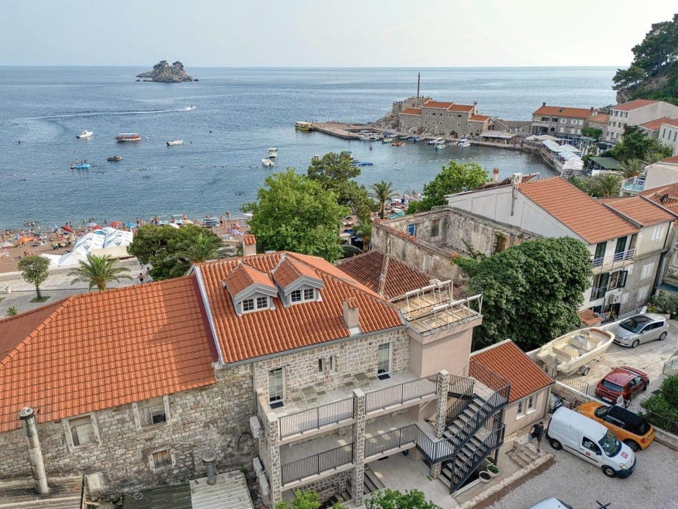 Property building, Day, Neighbourhood, Natural landscape, Bird's eye view, Beach, Beach, City view, Sea view, Street view, Location, Parking