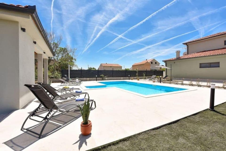 Property building, Patio, Day, Pool view, Swimming pool, sunbed