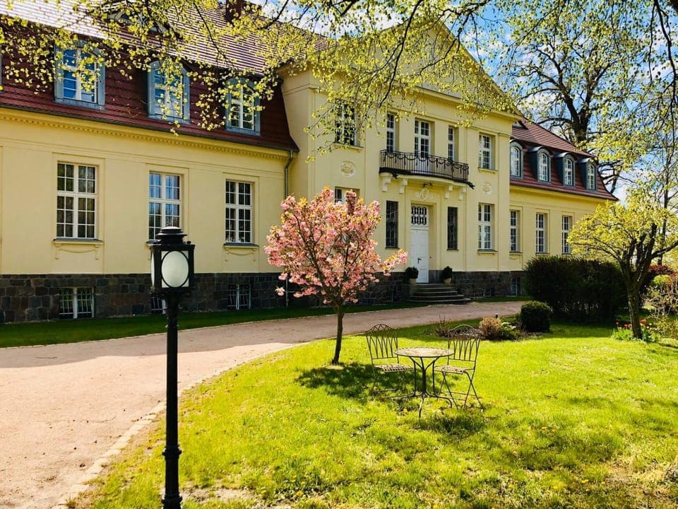 Property building, Facade/entrance, Natural landscape, Garden, Garden view