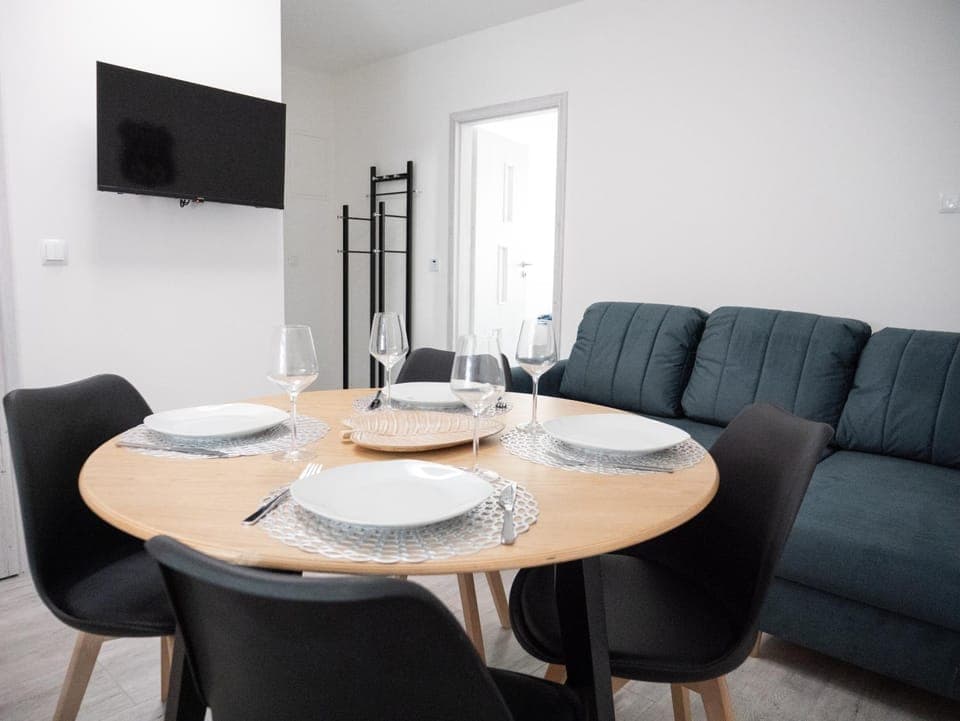 Communal lounge/ TV room, TV and multimedia, Living room, Seating area, Dining area, Evening entertainment