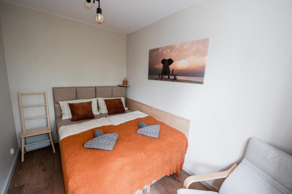 Bed, Bedroom, towels