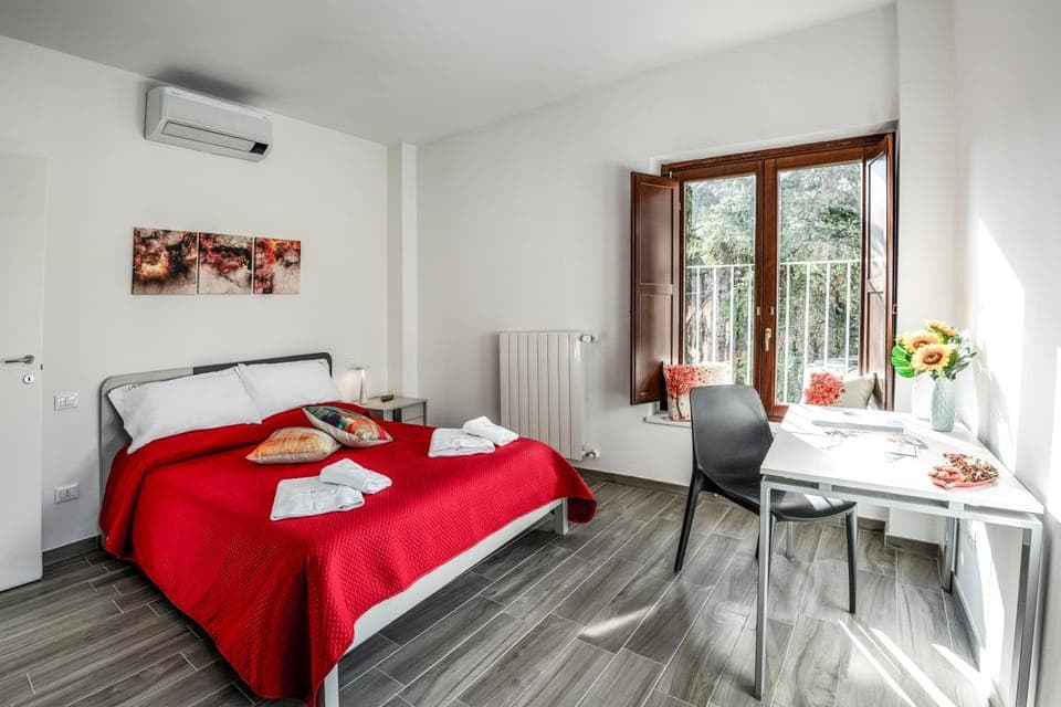 Bed, Photo of the whole room, Seating area, Bedroom, internet, towels, air conditioner