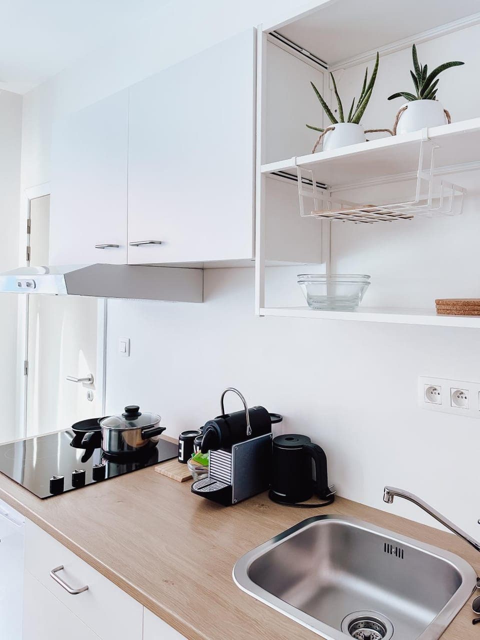 Coffee/tea facilities, Kitchen or kitchenette, minibar, stove