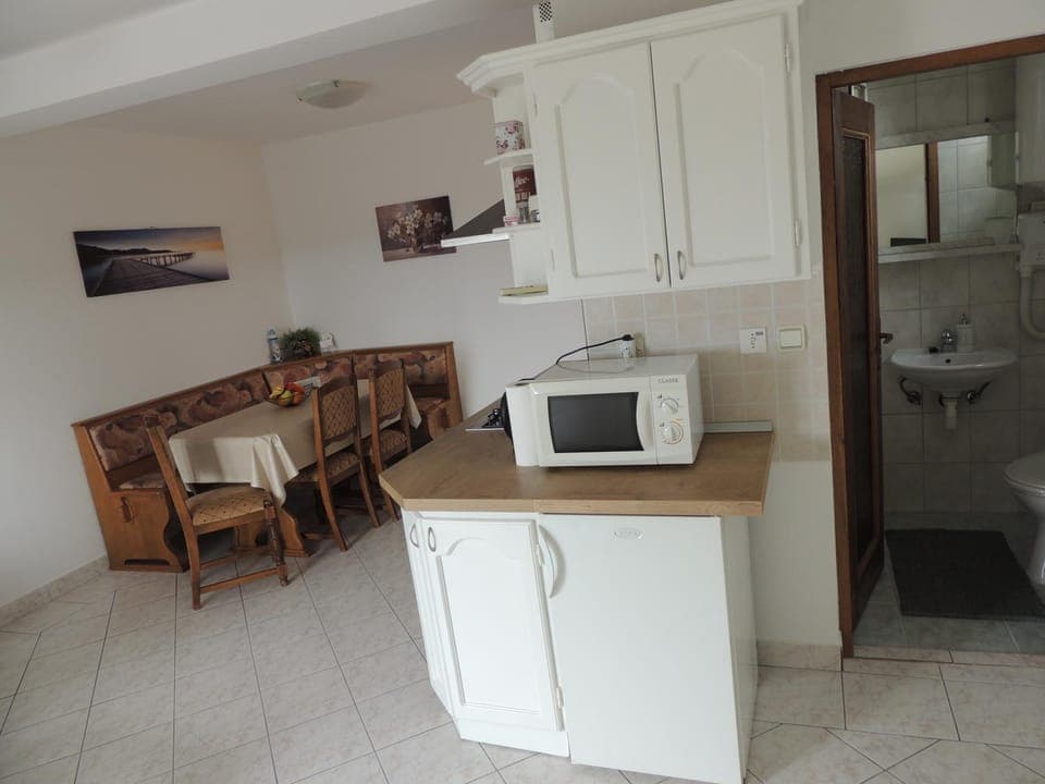 Kitchen or kitchenette, Dining area, stove