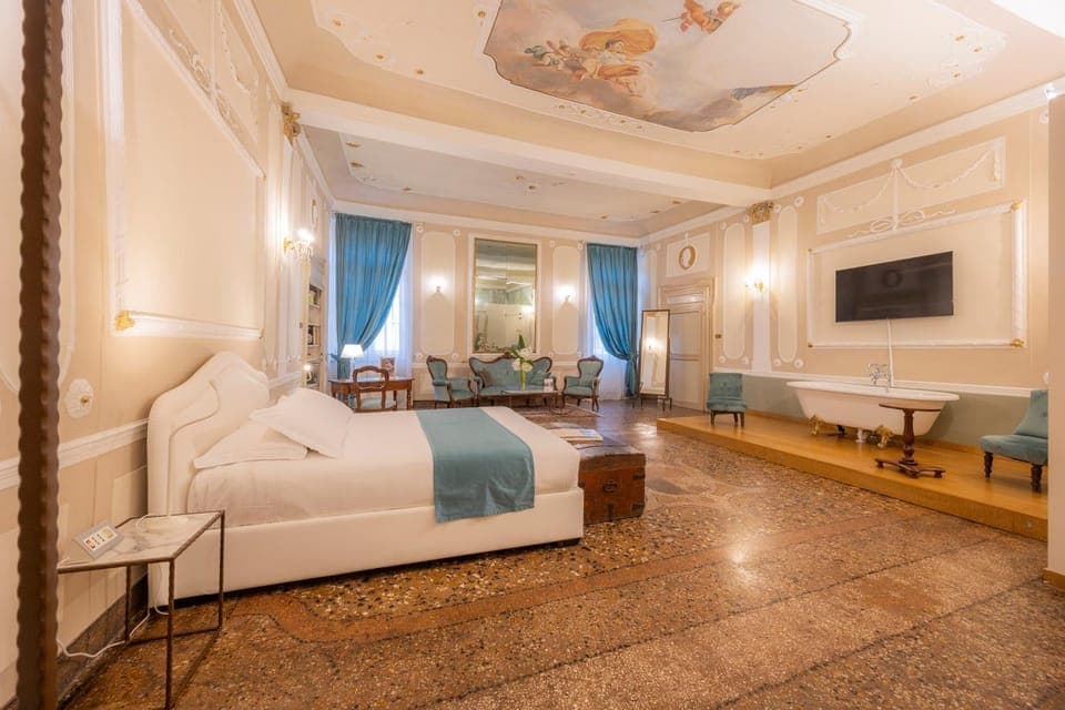 Bed, TV and multimedia, Photo of the whole room, Bath, air conditioner