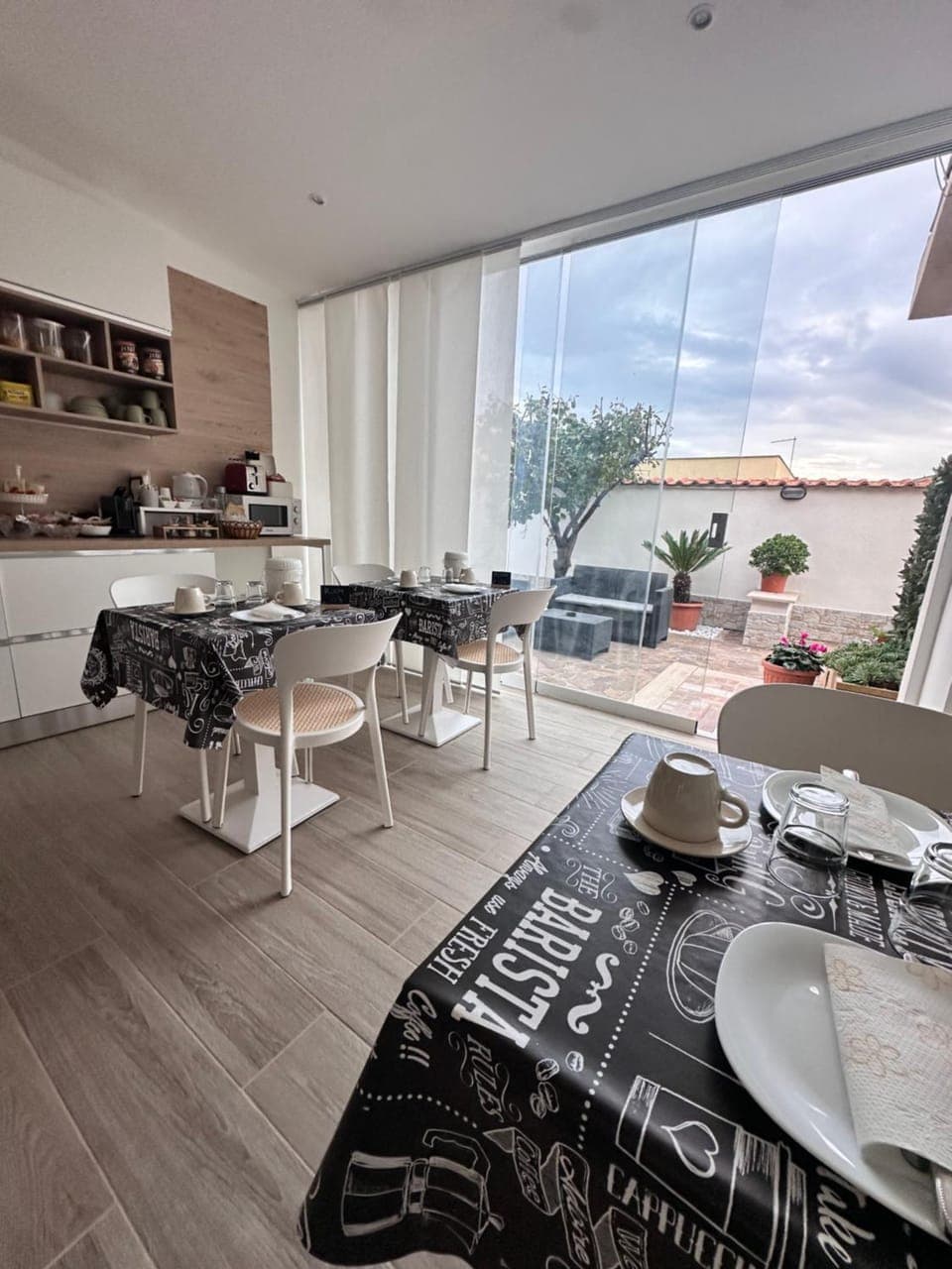 Coffee/tea facilities, Kitchen or kitchenette, Kitchen or kitchenette, Food and drinks, Food