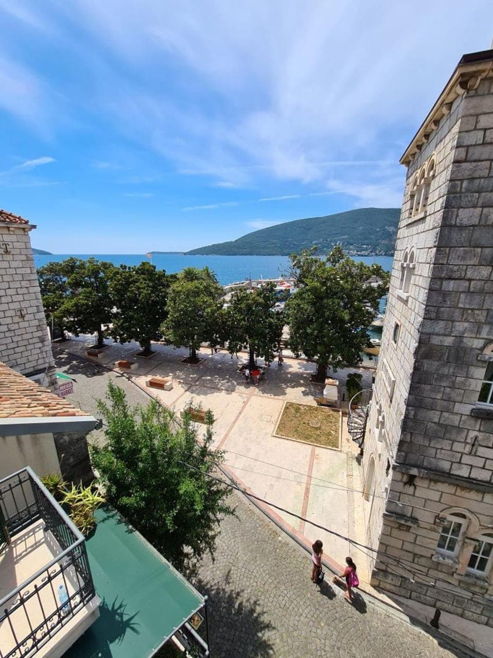 Neighbourhood, Sea view