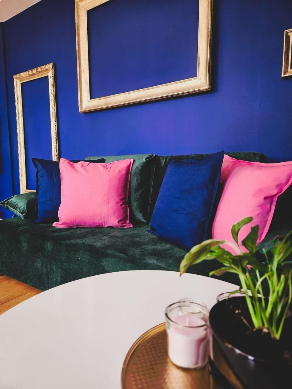 Bed, Living room, Photo of the whole room, Seating area, Bedroom