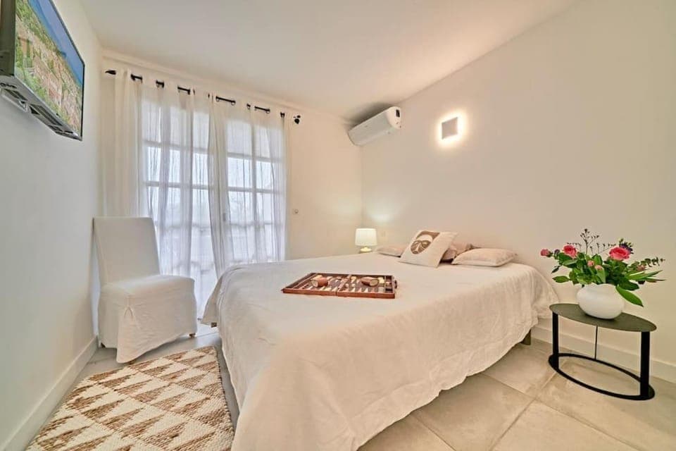 Bed, TV and multimedia, Photo of the whole room, Bedroom, air conditioner