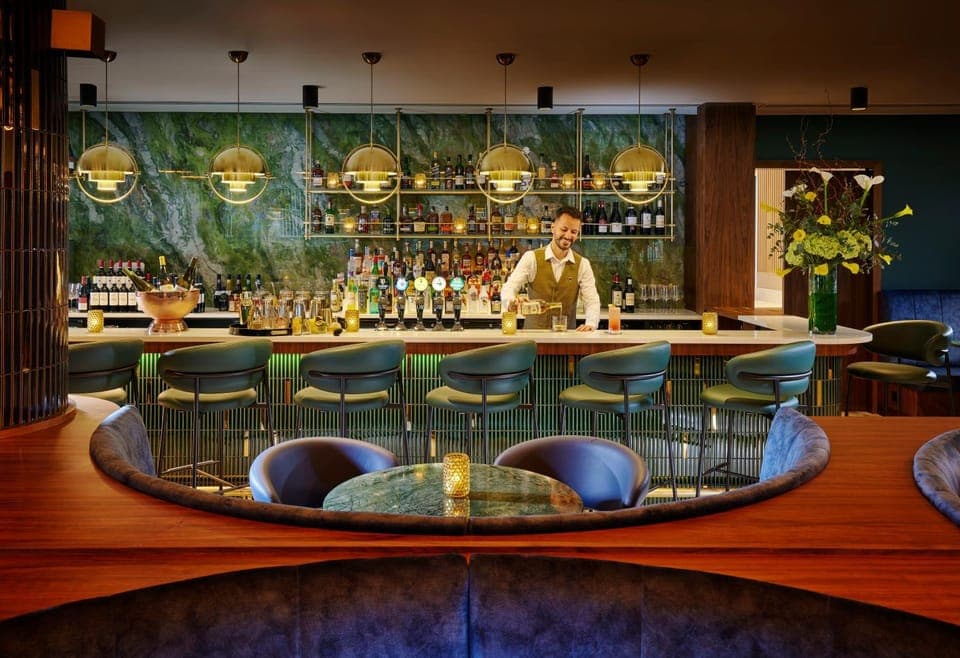 Restaurant/places to eat, Lounge or bar