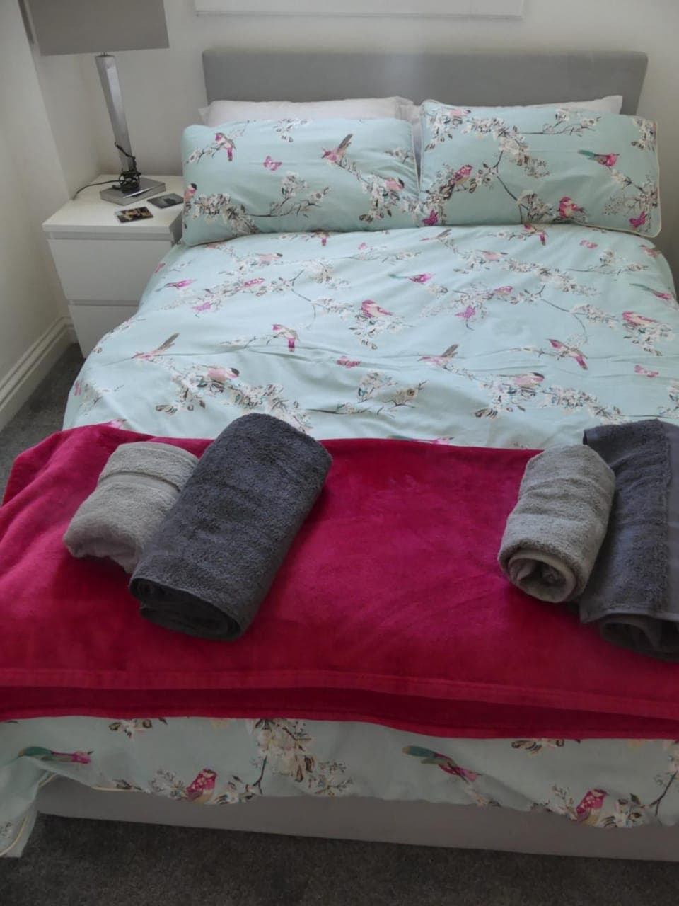 Bed, Bedroom, towels